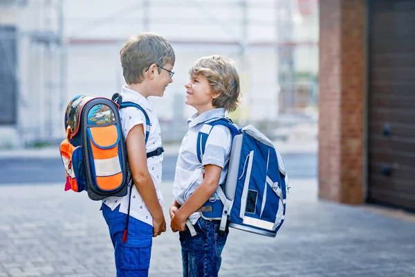 Dwóch Małych Chłopców Plecakiem Lub Torbą Uczniowie Drodze Szkoły Zdrowe — Zdjęcie stockowe