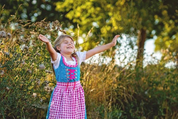 Χαριτωμένο Κοριτσάκι Παραδοσιακή Βαυαρική Ενδυμασία Στον Τομέα Του Σιταριού Ευτυχισμένο — Φωτογραφία Αρχείου