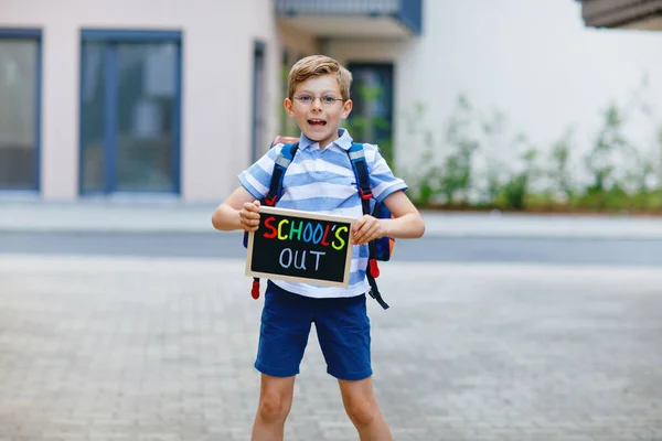Szczęśliwy Chłopczyk Plecakiem Lub Torbą Uczeń Drodze Szkoły Zdrowe Urocze — Zdjęcie stockowe
