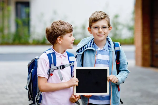 Dwóch Małych Chłopców Plecakiem Lub Torbą Uczniowie Drodze Szkoły Zdrowe — Zdjęcie stockowe