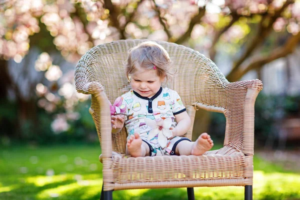 Мила Маленька Дівчинка Сидить Великому Стільці Саду Прекрасний Щасливий Усміхнений — стокове фото