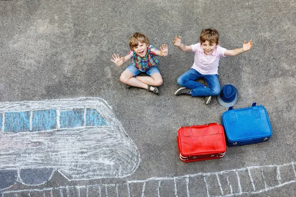 Δύο Μικρά Παιδιά Αγόρια Διασκεδάζοντας Τρένο Εικόνα Σχεδίασης Πολύχρωμες Κιμωλίες — Φωτογραφία Αρχείου