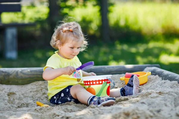 Felice Bambina Che Gioca Nella Sabbia Sul Parco Giochi All — Foto Stock