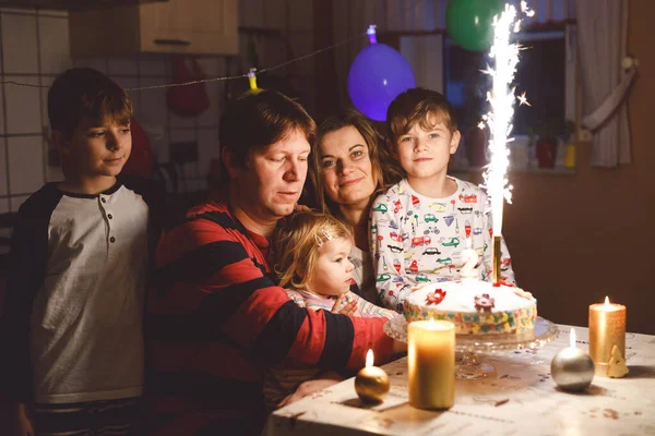可爱的小女孩在庆祝第二个生日 两个小孩 男孩的兄弟 连同蛋糕和蜡烛 在室内 全家福三人行 — 图库照片