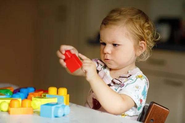 Чарівна Дівчинка Малюк Грає Освітніми Іграшками Дитячій Кімнаті Щаслива Здорова — стокове фото