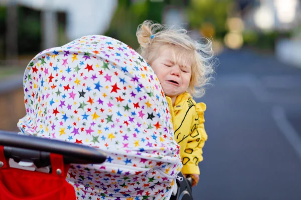 Ritratto Bambina Triste Seduta Nel Passeggino Che Fare Una Passeggiata — Foto Stock