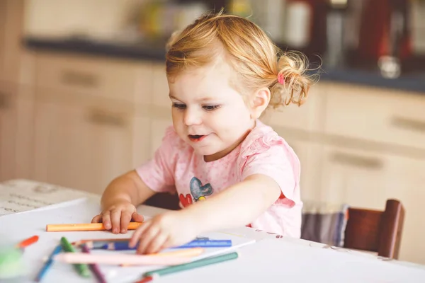 可爱的小女孩用铅笔学习绘画 小孩子在家里画画 用彩色毛毡尖笔 健康快乐的女儿在家里或托儿所试用颜色 — 图库照片