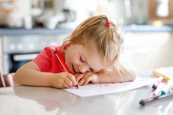 Niedliche Kleine Baby Kleinkind Mädchen Malen Mit Bunten Bleistiften Hause — Stockfoto