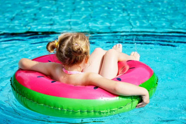 Счастливая Маленькая Девочка Играющая Цветным Надувным Кольцом Открытом Бассейне Солнечный — стоковое фото