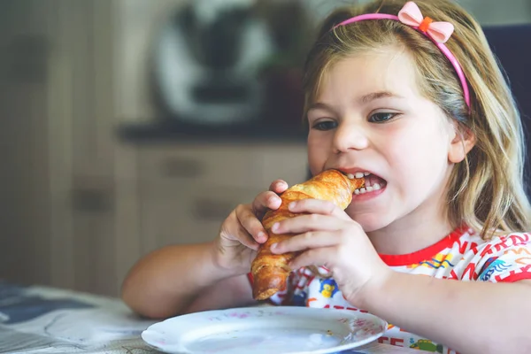 Niño Sonriente Desayuno Comida Niños Felices Chica Está Comiendo Croissant — Foto de Stock