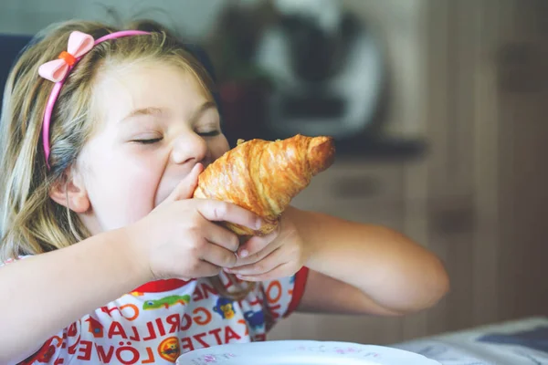 Ett Leende Barn Till Frukost Mat Och Glada Barn Flickan — Stockfoto