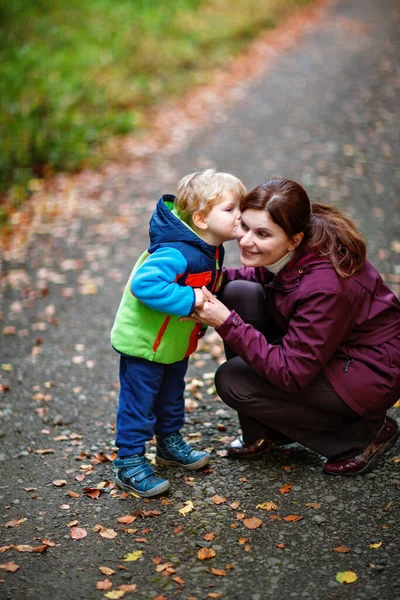 Little Boy His Young Mother Autumn Orest Active Family Time — Stock Photo, Image