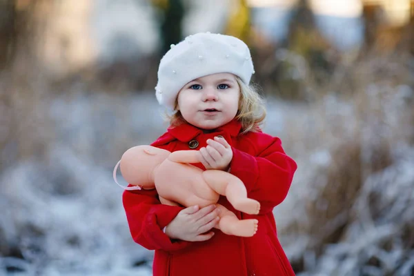 Odkryty Zimowy Portret Małej Uroczej Dziewczynki Czerwonym Płaszczu Białym Kapeluszu — Zdjęcie stockowe