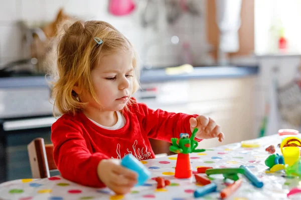 可爱可爱的小女孩 带着彩色粘土 健康宝宝玩和创造玩具从玩面团 小孩模塑黏土和学习 — 图库照片
