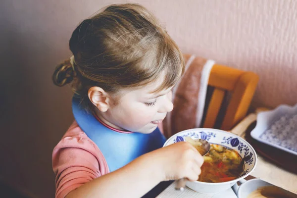 Очаровательная Маленькая Девочка Ест Свежий Овощной Суп Кухне Счастливый Ребенок — стоковое фото