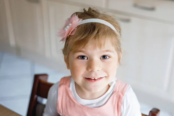 3年の愛らしいかわいい幼児の女の子の肖像画 金髪の美しい赤ちゃんがカメラを見て笑っています 幸せな健康な子供 — ストック写真
