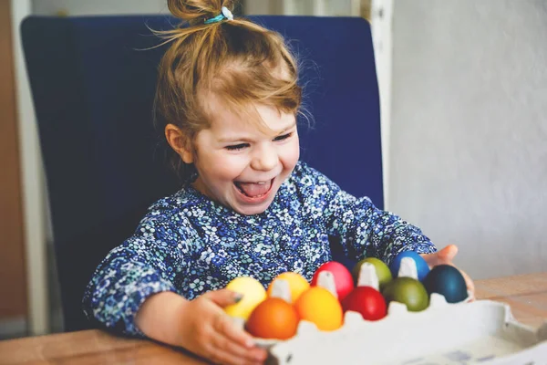 Возбужденная Маленькая Девочка Раскрашивает Яйца Пасху Ребенок Выглядит Удивленным Собирая — стоковое фото