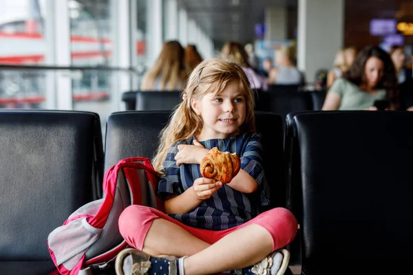 Κοριτσάκι Στο Αεροδρόμιο Περιμένει Επιβίβαση Στο Μεγάλο Παράθυρο Χαριτωμένο Παιδί — Φωτογραφία Αρχείου
