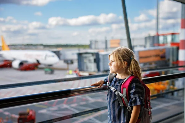 Маленька Дівчинка Аеропорту Чекає Посадку Велике Вікно Мила Дитина Стоїть — стокове фото