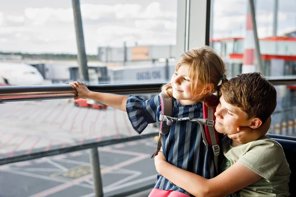 Κοριτσάκι Και Σχολιαρόπαιδο Στο Αεροδρόμιο Περιμένουν Επιβίβαση Στο Μεγάλο Παράθυρο — Φωτογραφία Αρχείου