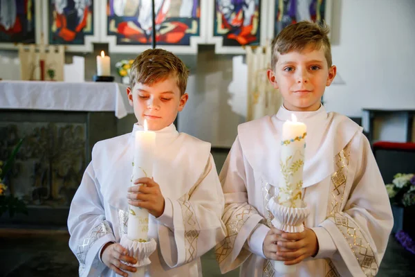 Zwei Kleine Jungen Die Seine Erstkommunion Empfangen Glückliche Kinder Mit — Stockfoto