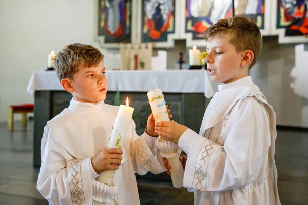 Deux Petits Garçons Recevant Première Sainte Communion Des Enfants Heureux — Photo