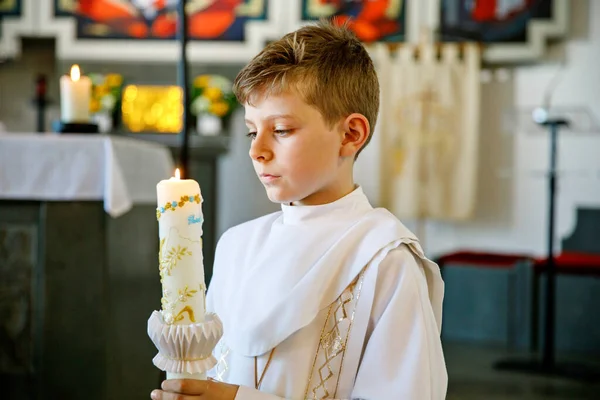 Petit Garçon Recevant Première Sainte Communion Joyeux Enfant Tenant Une — Photo