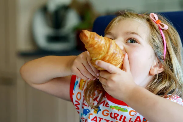 Niño Sonriente Desayuno Comida Niños Felices Chica Está Comiendo Croissant —  Fotos de Stock