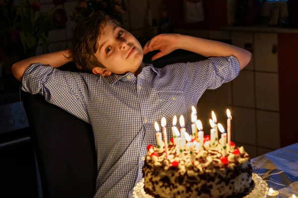 Adorável Menino Pequeno Loiro Feliz Comemorando Seu Aniversário Preteen Criança — Fotografia de Stock