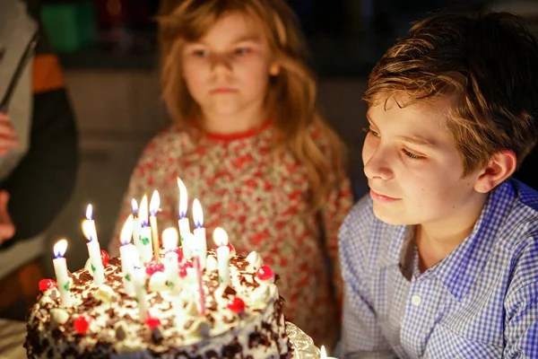 快乐的十多岁男孩庆祝生日 学龄前姐妹的孩子和两个男孩的兄弟在蛋糕上吹蜡烛 幸福健康的家庭肖像与三个孩子的兄弟姐妹 — 图库照片