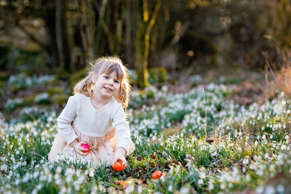 Bambina Che Caccia Alle Uova Pasqua Nella Foresta Primaverile Nella — Foto Stock