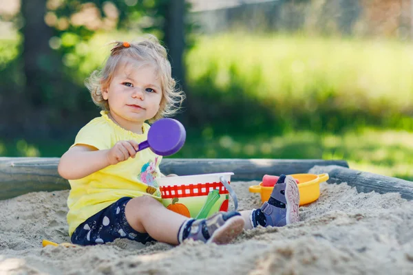 놀이터에서 속에서 화창하고 여름날 아기가 재미있게 장난감을 가지고 의상을 활동적 — 스톡 사진