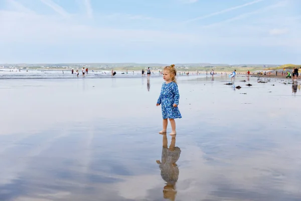 Маленькая Милая Малышка Пляже Баллибанион Развлекается Играя Западном Побережье Ирландии — стоковое фото