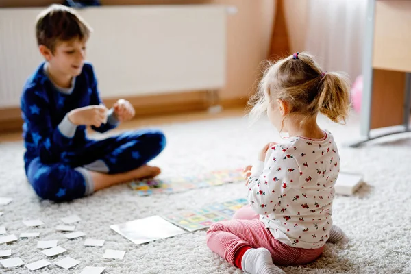 Два Маленьких Ребенка Симпатичная Девочка Школьник Играют Вместе Карточную Игру — стоковое фото