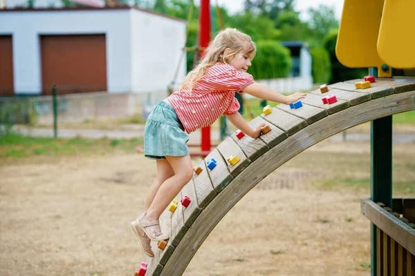 Meisje Klimt Speelplaats Zomerdag Gelukkige Dappere Kleuterschool Kind Genieten Van — Stockfoto