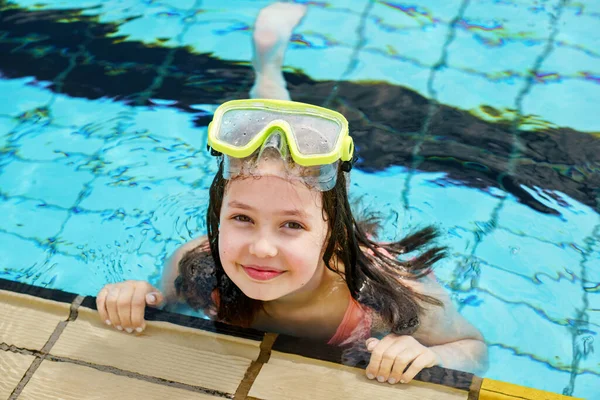 Gözlüklü Yüzen Yüzme Havuzunda Homurdanan Tatlı Mutlu Bir Genç Kız — Stok fotoğraf