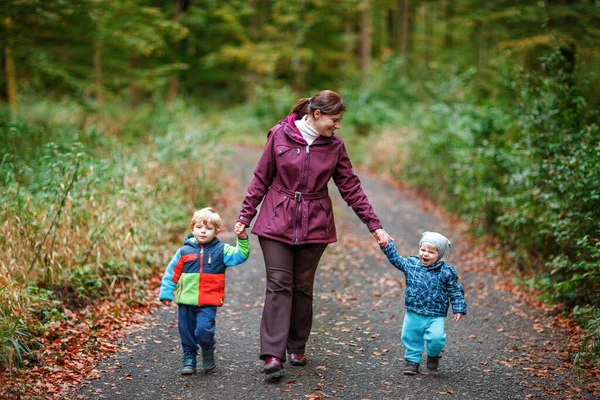 Junge Mutter Und Zwei Kleine Kinder Herbst Aktive Familienzeit Der — Stockfoto