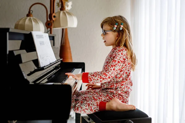 Маленькая Счастливая Девочка Играет Пианино Гостиной Милый Дошкольный Ребенок Очках — стоковое фото