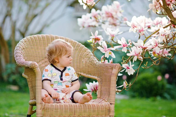 Aranyos Kislány Egy Nagy Széken Kertben Gyönyörű Boldog Mosolygós Kisgyermek — Stock Fotó