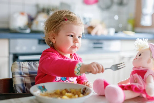 Bayi Perempuan Yang Manis Makan Dari Garpu Sayuran Dan Pasta — Stok Foto