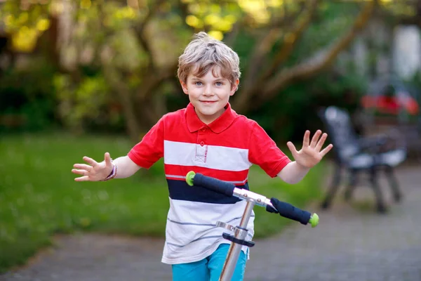 Szczęśliwy Chłopiec Jeżdżący Skuterze Drodze Podstawówki Dziecko Bez Kasku Torba — Zdjęcie stockowe