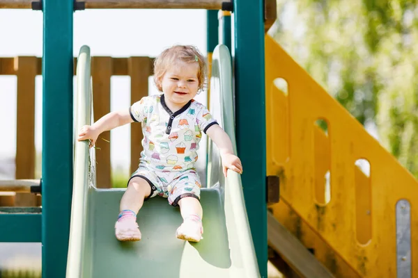 Boldog Szőke Kis Kisgyermek Lány Szórakoztunk Csúszott Szabadtéri Játszótéren Pozitív — Stock Fotó