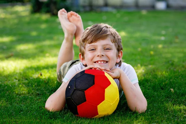 Glada Aktiva Barn Pojke Spela Fotboll Med Boll Tysk Flagg — Stockfoto