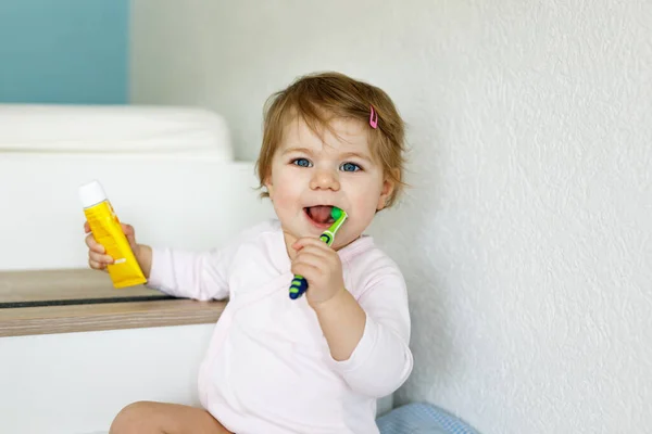 Κοριτσάκι Που Κρατάει Οδοντόβουρτσα Και Βουρτσίζει Πρώτα Δόντια Μικρά Μαθαίνουν — Φωτογραφία Αρχείου
