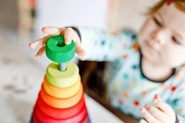 Schattig Mooi Klein Meisje Spelen Met Educatief Speelgoed Thuis Kinderkamer — Stockfoto