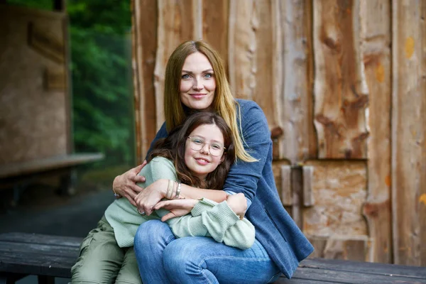 Retrato Una Colegiala Con Gafas Madre Abrazándose Juntos Linda Hija —  Fotos de Stock