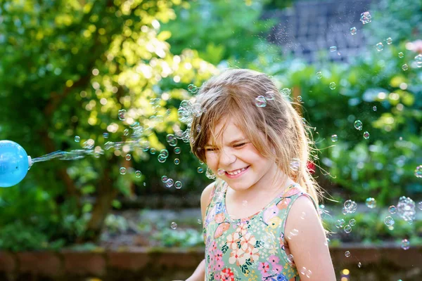 Щаслива Маленька Блондинка Дошкільного Віку Розважається Видуванням Мильних Бульбашок Мила — стокове фото