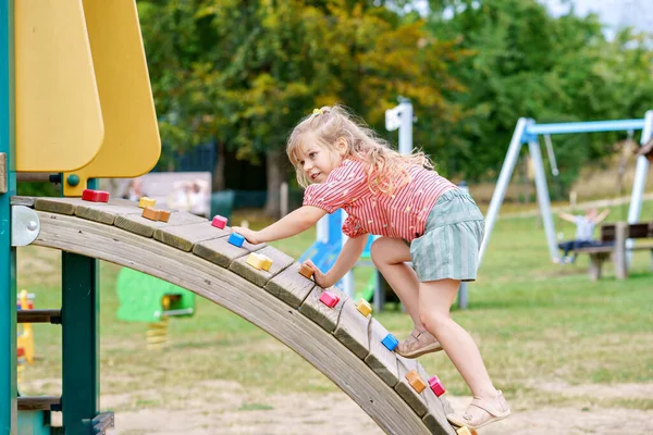 Menina Escalando Playground Dia Verão Criança Pré Escolar Corajosa Feliz — Fotografia de Stock