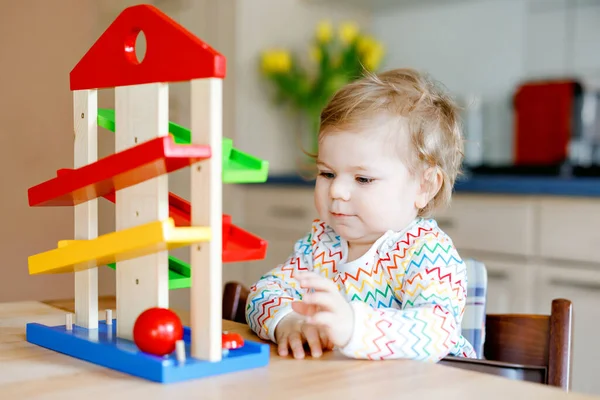Маленькая Девочка Играет Образовательными Игрушками Дома Детской Счастливый Здоровый Малыш — стоковое фото