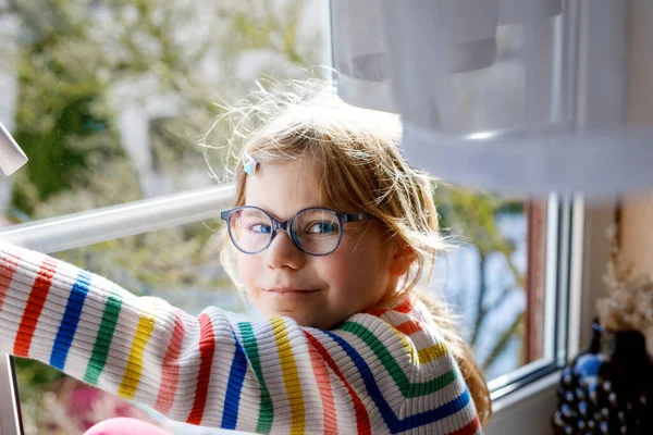 Чарівна Маленька Дівчинка Сидить Біля Вікна Щаслива Дошкільна Дитина Дивлячись — стокове фото